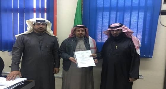 " تعليم عسير " يكرم معلما قطع إجازته لإكمال المناهج