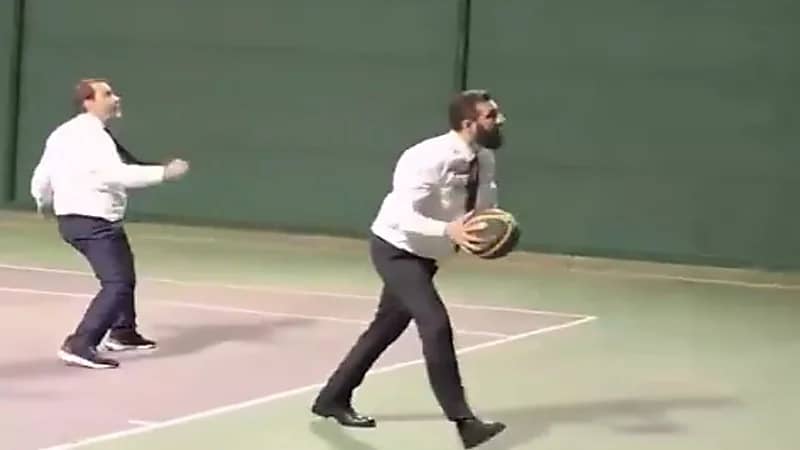 أحمد الشرع ووزير خارجيته يستعرضان مهاراتهما في كرة السلة.. فيديو