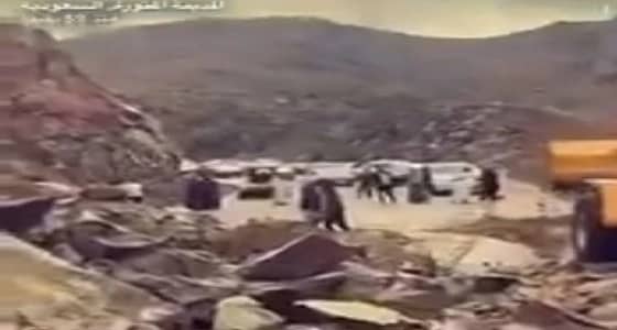 بالفيديو.. إغلاق طريق الفقرة بسبب تساقط الصخور