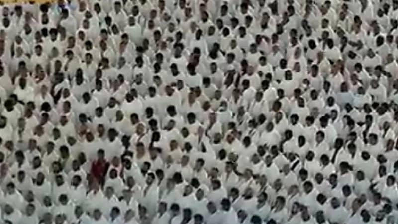 لقطات روحانية لجموع المصلين أثناء تأديتهم صلاة الفجر في الحرم المكي 
