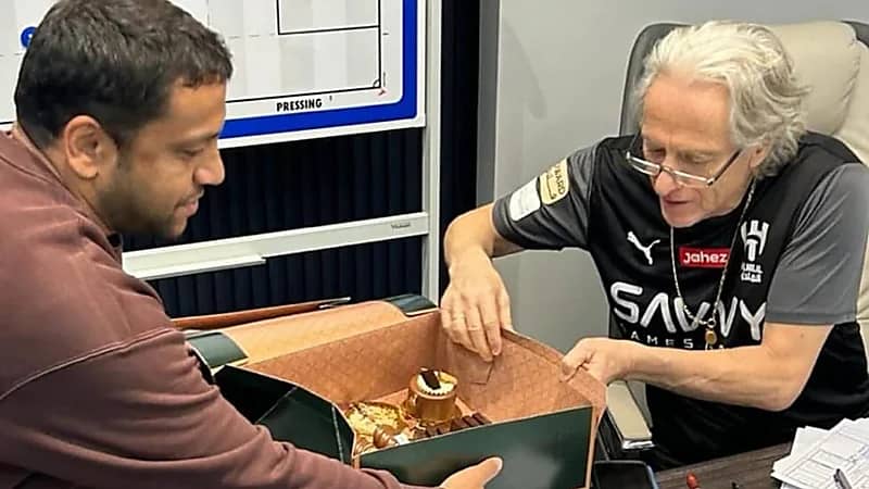 جيسوس لـ الشلهوب: كل يوم شوكولاتة مختلفة .. والجمهور: اللاعبين بيجيهم ضغط .. صور