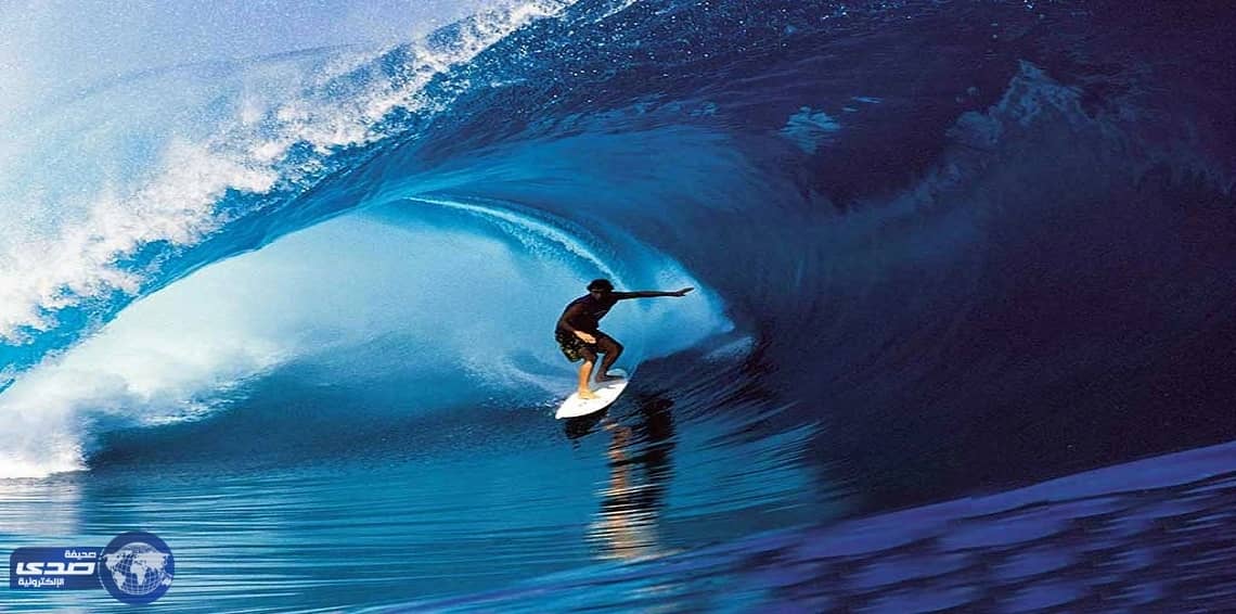 بالفيديو .. راكب أمواج يفر بأعجوبة من موجة طولها 30 مترًا