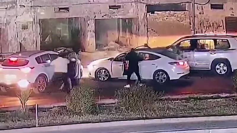 بالفيديو.. مسلحون يختطفون شاب عنوة بالشارع العام