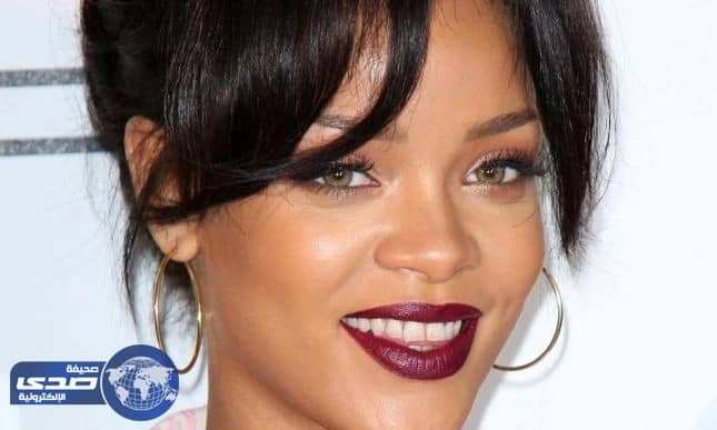 بالصور.. ريهانا تثير غضب البريطانيين بعد نشرها صورا مسيئة للملكة إليزابيث