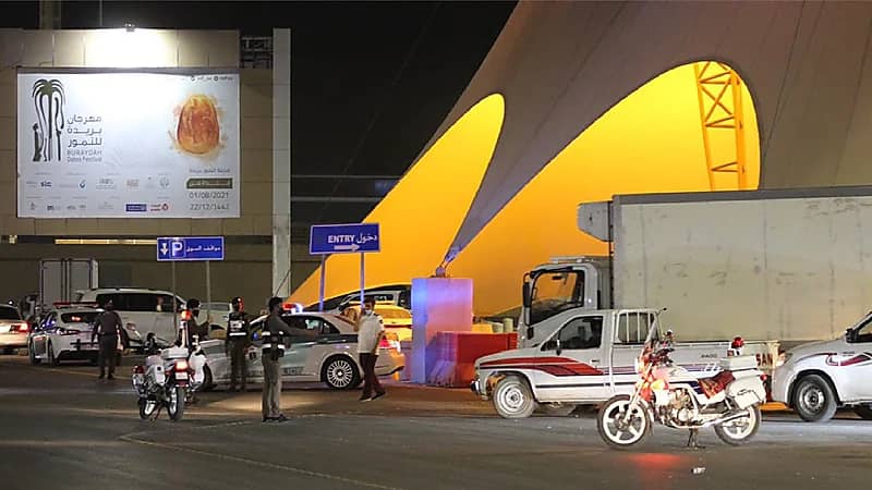 بالصور.. ‏جهود رجال المرور أثناء تنظيم الحركة المرورية خلال ‎مهرجان بريدة للتمور