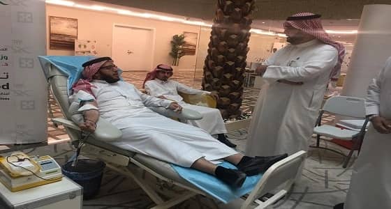 بالصور.. تنظيم حملة للتبرع بالدم لمنسوبي الصحة