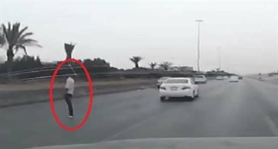 فيديو مروع لمواطن يعرض نفسه لخطر الدهس بوسط طريق سريع في الرياض