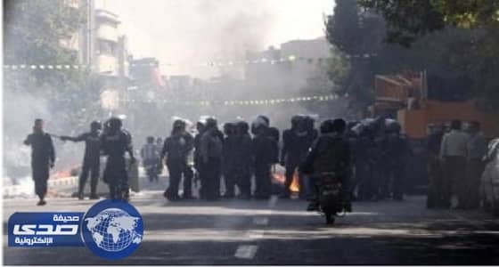 بالفيديو .. متظاهر وشرطي يستغلان الاستراحة ويلعبان في هامبورج