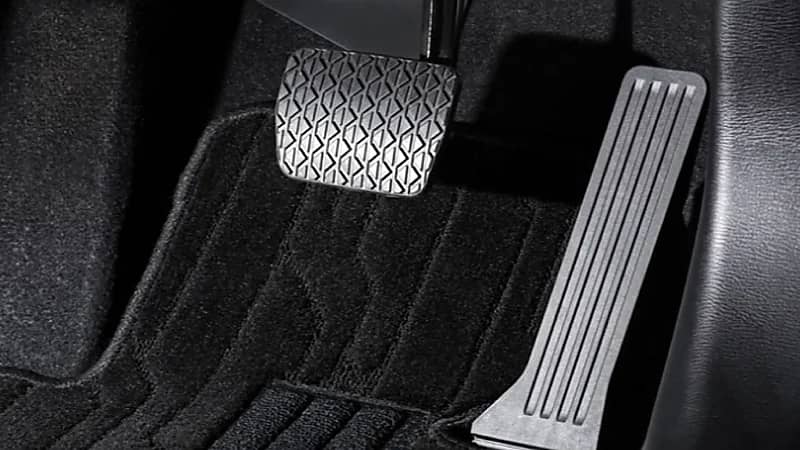 لماذا ترتفع دواسة المكابح عن دواسة الوقود في السيارة؟