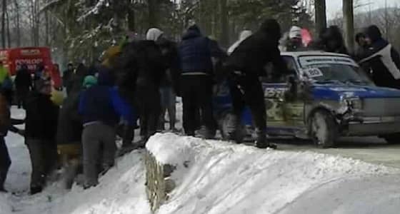 بالفيديو.. مشجعون يحملون سيارة ويعيدونها لمضمار السباق