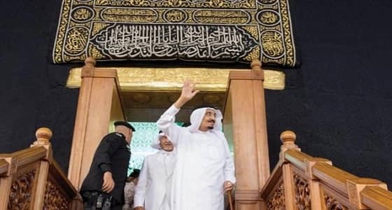 شاهد.. خادم الحرمين يلقي التحية على الحجاج بعد غسل الكعبة المشرفة