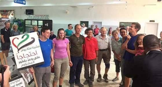 بريطانيون يُعبرون عن رفضهم لوعد بلفور بطريقتهم الخاصة