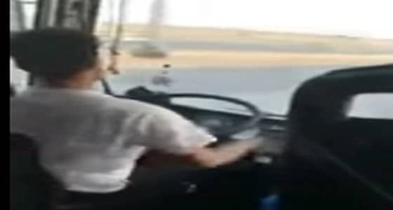 تفاصيل الإطاحة بسائق الحافلة صاحب الحركات الهستيرية
