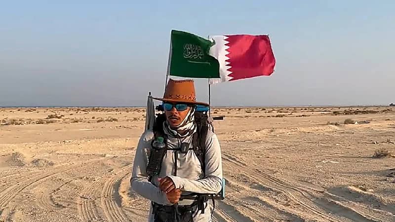 بالفيديو ..  رحالة سعودي يجتاز 55 يوما سيراً على الأقدام من جدة لقطر لحضور المونديال