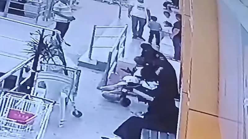 بالفيديو.. حارسة أمن تتعامل بلطف مع شخص من ذوي الاحتياجات بالطائف