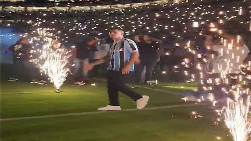 شاهد.. 60 ألف مشجع في حفل تقديم لويس سواريز نجم جريميو الجديد