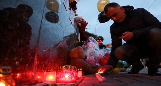 بالصور.. إطلاق البالونات خلال تأبين ضحايا حريق المركز التجاري بروسيا