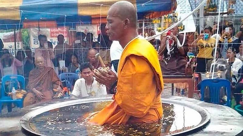 بوذي يخدع الناس لتضليلهم