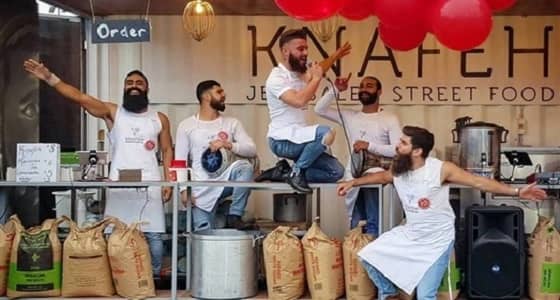 بالصور.. عائلة فلسطينية تروج للكنافة بطريقة مميزة في أسراليا