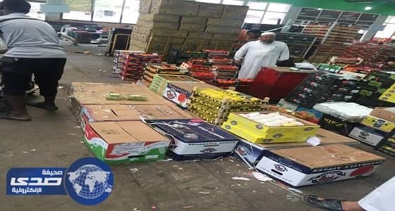 بلدية المندق تغلق عدد من المحلات المخالفة وتصادر خضروات وفواكهة تالفة