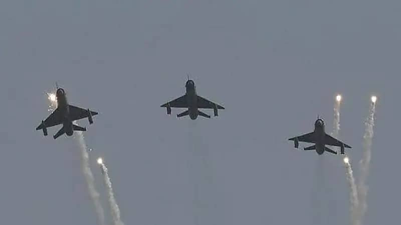 شاهد.. تحطم طائرة أثناء عرض عسكري في بنغازي