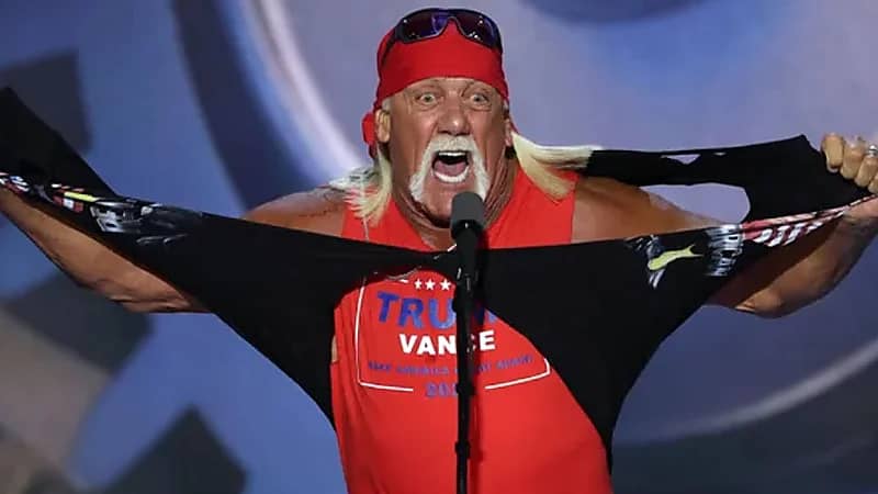 المصارع الشهير هوغان يدعم ⁧‫ترامب‬⁩ على طريقة استعراض المصارعة الأمريكية .. فيديو