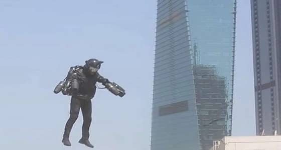 بالفيديو.. الرجل الحديدي يحلق في سماء دبي