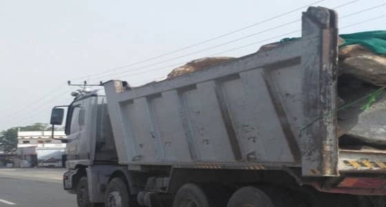 غضب عارم لانتشار ناقلات الصخور بالطريق الدولي دون وسائل للسلامة