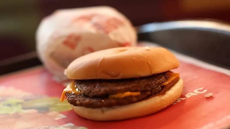 "ماكدونالدز" ترفع سعر "التشيز برجر" لأول مرة منذ 14 عاما