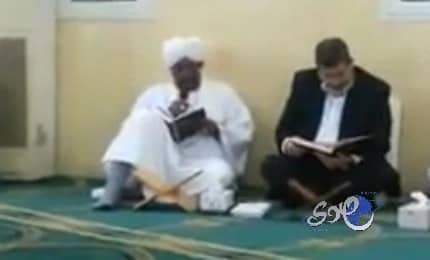 بالفيديو.. مرسي يقرأ القرآن مع رئيس السودان بعد صلاة الفجر