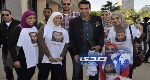 صور.. محمد أبو تريكة على "صدور" الفتيات 