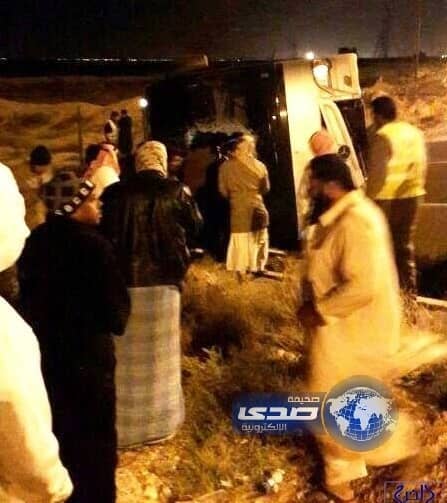 إنقلاب باص ركاب ووفاة السائق وإصابة آخرين