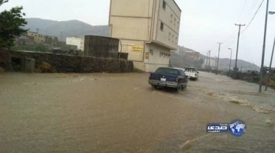 الدفاع المدني يفك حجز سيارتين بالطائف