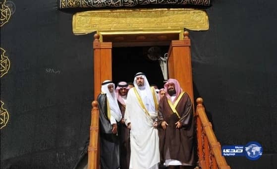 نيابة عن خادم الحرمين سمو أمير منطقة مكة المكرمة يتشرف بغسل الكعبة المشرفة 