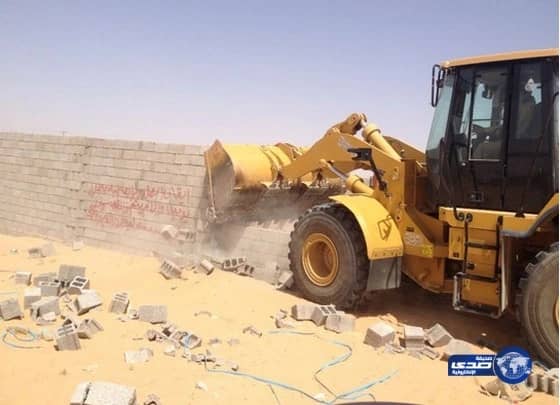 أمانة القصيم تزيل (8) مبان تحت الإنشاء داخل تقسيمات عشوائية