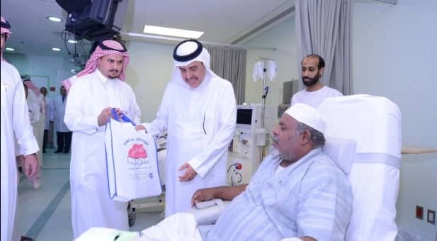 أصدقاء المرضى تقدم حزمة من المساعدات المالية والعينية للمرضى المحتاجين 