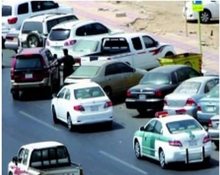 شاب يسرق سيارة مواطن بداخلها زوجته وأطفاله ويلوذ بالفرار بالمخواه