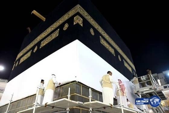 بالصور.."شؤون الحرمين" ترفع الجزء السفلي من كسوة الكعبة المشرفة لمنع العبث بها