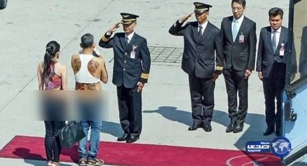 ولي عهد تايلاند يثير الجدل بـ"صدرية" مع زوجته الثالثة!