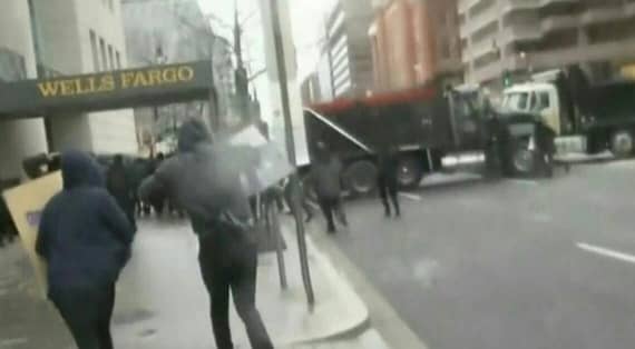 اشتباكات و اعمال عنف في واشنطن قبل تنصيب ترامب رسمياً