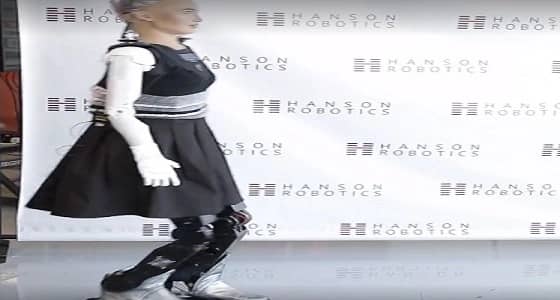 بالفيديو.. الروبوت " صوفيا " تمشي بعد حصولها على ساقين