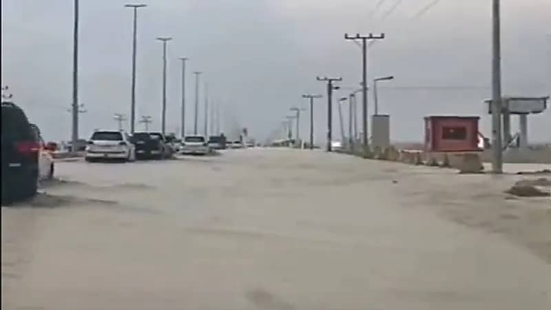 شاهد .. السيل يقطع طريق ضرما مرات غرب الرياض