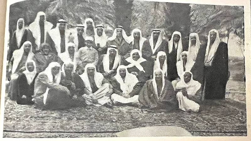 صورة نادرة للأمير عبدالمجيد بن سعود في رحلة مدرسية