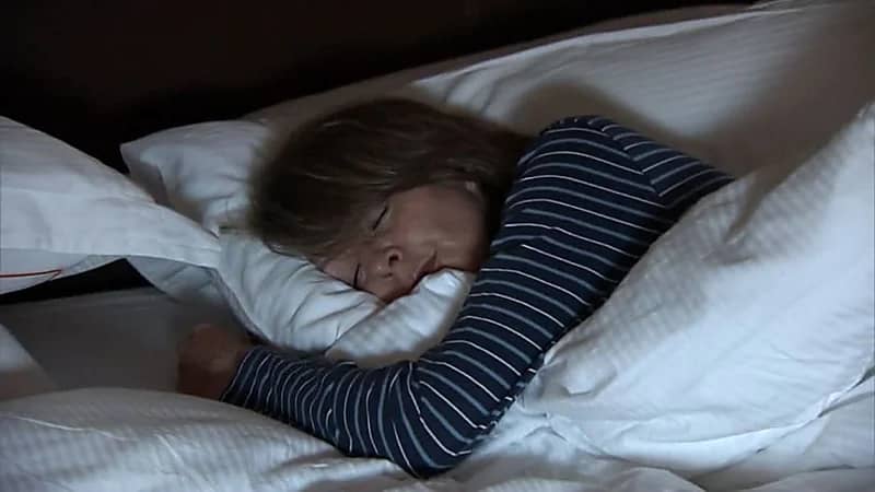 شبح يتحرش بامرأة أثناء نومها