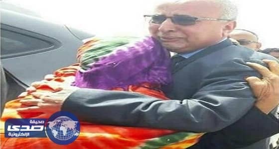 ⁠⁠⁠⁠⁠أسباب دموع وزير يمني بعد لقاء والدته