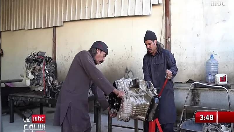 بالفيديو.. ثنائي سعودي جمعهما حب ميكانيكا السيارات لأكثر من ٢٠ عاما