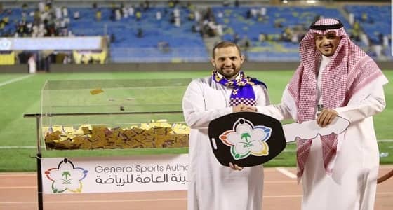 فوز متسابقين من الجمهور بسيارتين في مباراة النصر والباطن