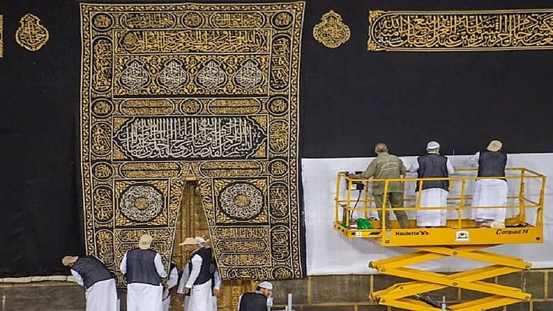 بالفيديو.. خياط الكعبة يوضح كيفية فك القماش من الحبل والحلقات المثبتة بالكسوة