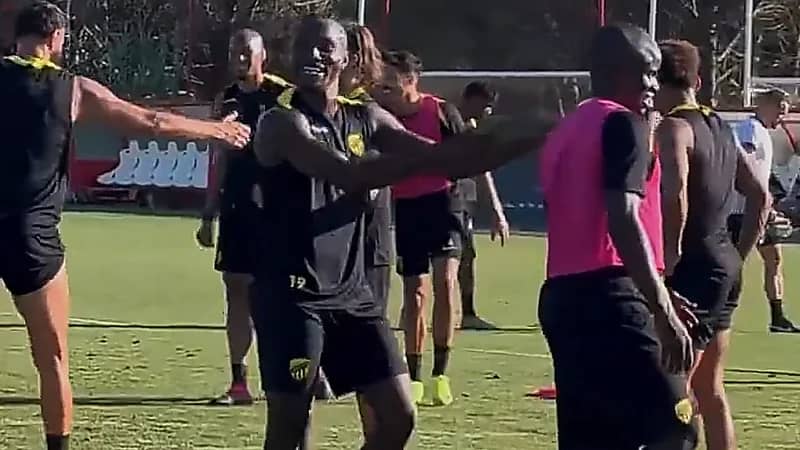 موسى ديابي يمازح كانتي: يخسر طوال الوقت! .. فيديو