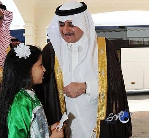 فهد بن سلطان يهدي طفلةً ألقت قصيدة ترحيبية أمامه سيارة ومبلغاً مالياً كبيراً